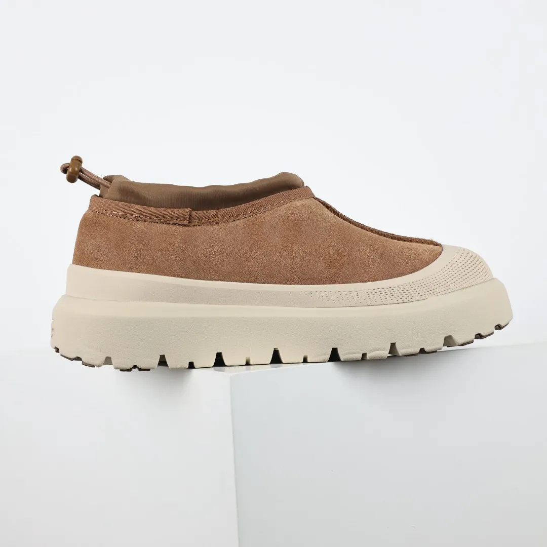 Pick up locally 💰620 Core recommendation Good price Cashmere insoles are a very suitable choice for keeping warm in winter and at home. In the new year, uug launched a series of styles, which are partial to the preferences of young consumers and have also moved to the forefront of fashion trends. Shoe body material Water-repellent coated suede upper 17mm UGGPURE™ implanted wool insole Lightweight non-slip comfortable rubber outsole With brand LOGO Trademark Comes with a full set of packaging Size: 35 36 37 38 39 40 41 42 43 44